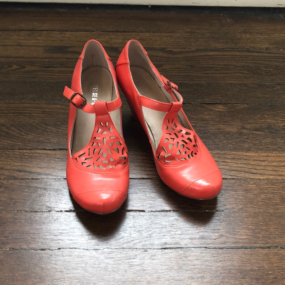 👠 Coral cutout pumps
